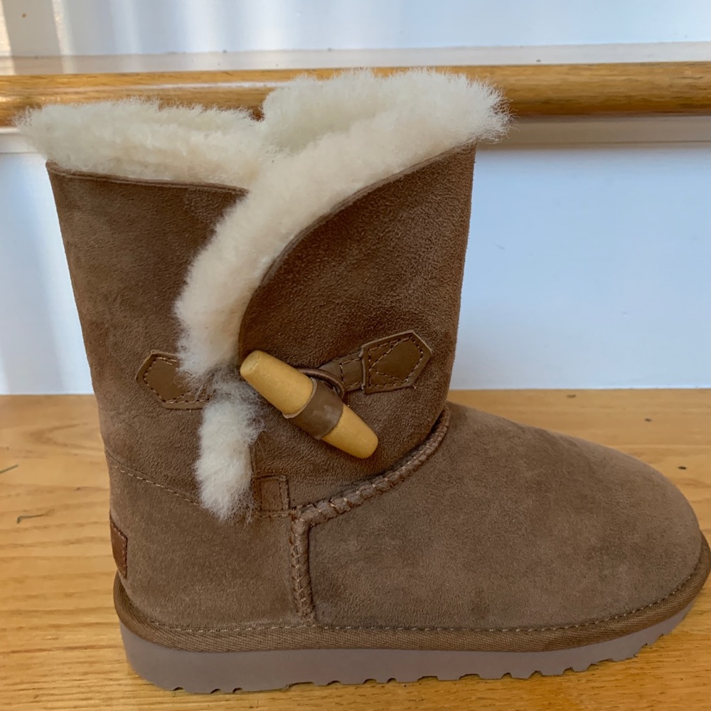 Uggs girls size 3. Brand new